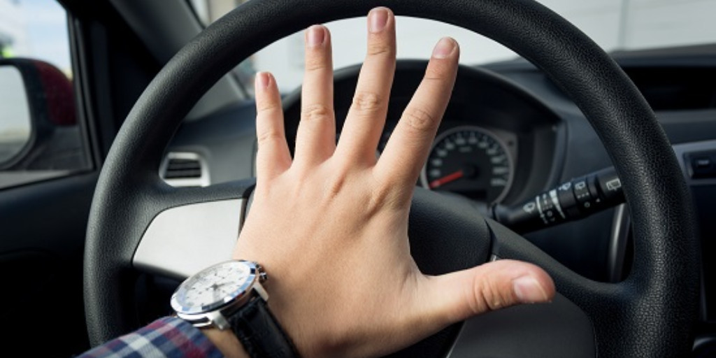 DGTes's tweet image. Usa el claxon solo como advertencia o para evitar una situación peligrosa. Por ejemplo:

✔️ Antes de adelantar a un vehículo de 2 ruedas en un paso a nivel o cerca de éste.
✔️ Cuando trates de evitar un accidente.
✔️ En vías estrechas con muchas curvas.

#RespetaYConvive