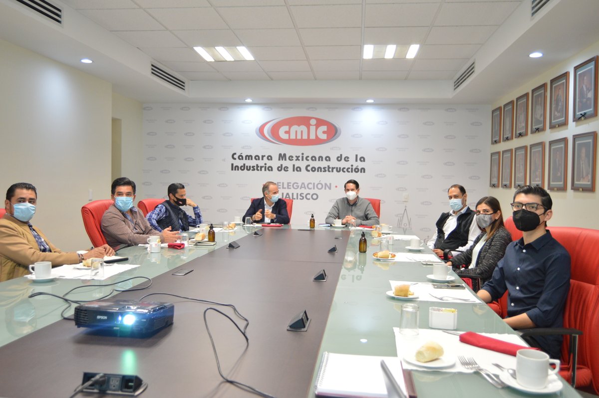 cmicjal_pdte's tweet photo. Esta mañana en sesión de Comisión Mixta Obras Públicas Guadalajara – CMIC Jalisco con el director de la dependencia @fontiveros76 y la Directora de @IMUVI_GDL Otilia Pedroza, con quienes acordamos difundir la plataforma Visión Urbana como herramienta para las empresas https://t.co/U3GGdpiVjz