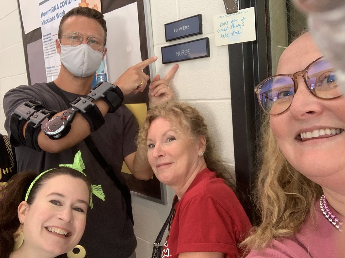 uhingCTMS's tweet photo. Start of the year staff scavenger hunt  #CTMSSavengerHunt https://t.co/LiGK6wz2ak