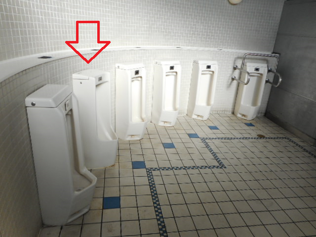 US810Cの日 #小田急縛りのトイレネタ 秦野駅では、初代自動洗浄小便器 