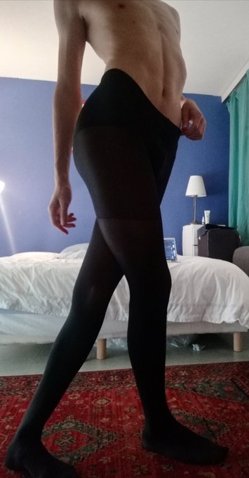 1 pic. First time trying tights, it's pretty cool ? https://t.co/RDZu8sbmaS