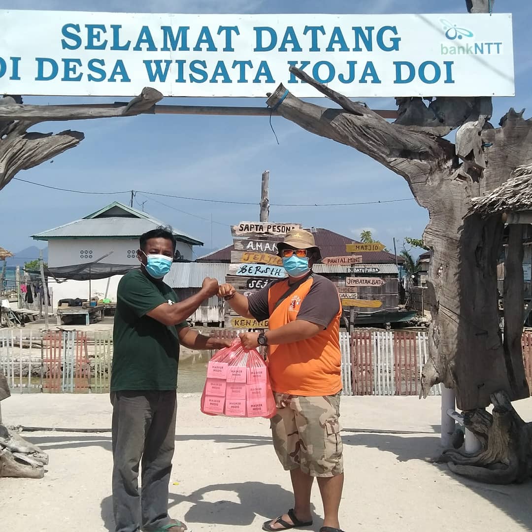 divejourney's tweet photo. Maumere dive journey di percaya teman-teman traveller utk membagikan masker medis utk para pelaku pariwisata yang sangat membutuhkan,utk saat ini kita menyerahkan 9box(@50pcs) masker medis dan 3pax(@10pcs) masker kain kepada bapak kepala desa koja doi.yang merupakan desa wisata. https://t.co/w3b37xbLgq