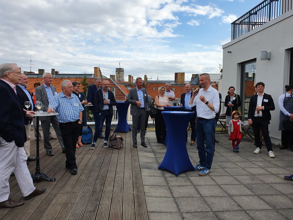 Technologiestiftung (@tsbberlin) on Twitter photo "Endlich mal wieder von Person zu Person reden". <a href="/NicolasZimmer/">Nicolas Zimmer</a> eröffnet das kleine Sommerfest auf unserer Terrasse. Allen Gästen wünschen wir einen schönen Abend mit guten Gesprächen! "Endlich mal wieder von Person zu Person reden". <a href="/NicolasZimmer/">Nicolas Zimmer</a> eröffnet das kleine Sommerfest auf unserer Terrasse. Allen Gästen wünschen wir einen schönen Abend mit guten Gesprächen!