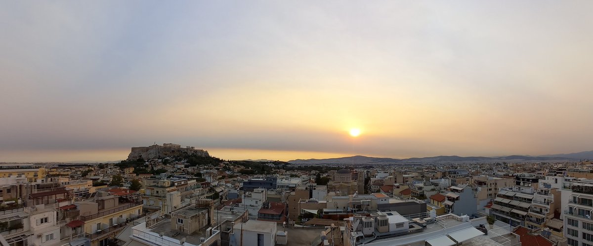 Vue d'#Athènes ce soir où les fumées des incendies dramatiques qui touchent le pays ont gagné la ville en fin de journée. #Grèce 