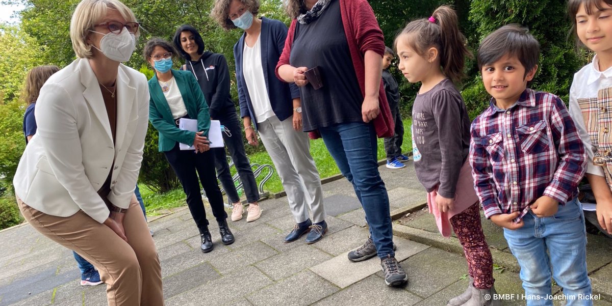 bmftr_bund's tweet photo. 📚 Bundesbildungsministerin Anja #Karliczek hat heute ein Projekt zur #Leseförderung in #Wuppertal besucht, das durch die @StiftungLesen aus Mitteln des erfolgreichen BMBF-Förderprogramms „Kultur macht stark. Bündnisse für Bildung“ unterstützt wird 👉 https://t.co/Guy1YIgRnx https://t.co/KChKiR6tPs