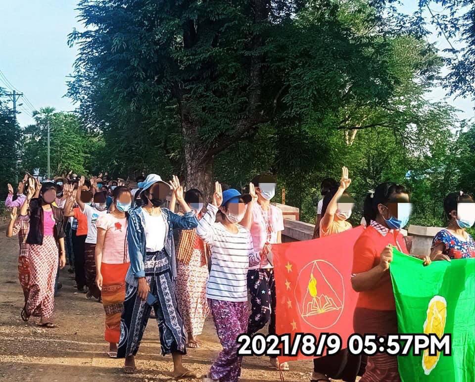 MyaHninMyanmar's tweet photo. On August 9,the people of Myaing Basic Education General Strike Committee and the people of the West District continued the demonstration chanting slogans against the military dictatorship. #HearMyanmarYouths #Aug9Coup  #WhatsHappeningInMyanmar https://t.co/erMo5FJcd5