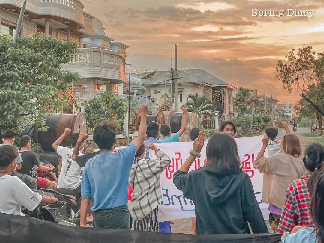 MyaHninMyanmar's tweet photo. On August 9 2021,in Mandalay,the youth strike and the ChanMhaTharSi strike held a joint protest against Genocide Military dictatorship despite difficulties. #HearMyanmarYouths #Aug9Coup  #WhatsHappeningInMyanmar https://t.co/8K1leAUPs2