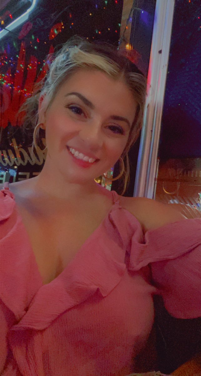 turttlee21's tweet photo. Something about being happy ♥️ https://t.co/XGKCWdXIDb