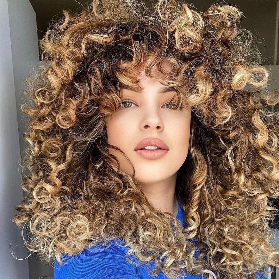 it’s all about the volume. Loving these beautiful curls #itsminetodefine #strongisthenewbeautiful #curlyhairstyles #curlyhairroutine #curlyhairroutineproducts #curlynaturalhair #curlyblondehighlights