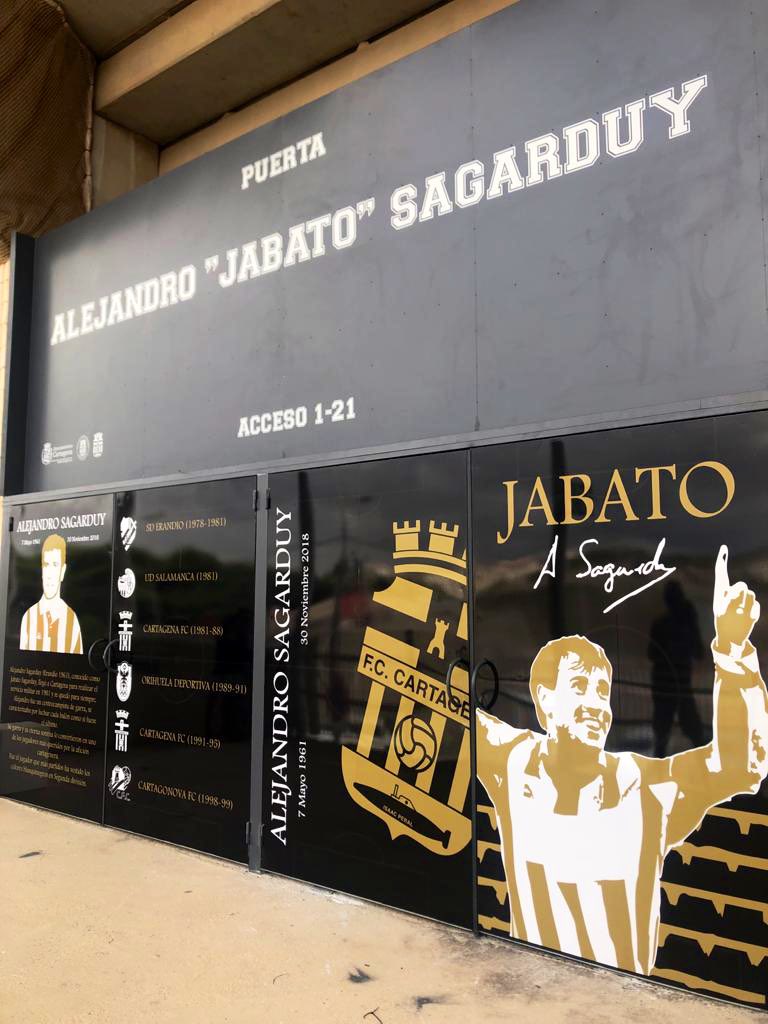 Muchas gracias a todas las personas que han hecho posible esto. Es un orgullo enorme poder ver una puerta con el nombre de mi padre en el Cartagonova. 

Luchaste hasta el final por los colores de este escudo y has tenido tu recompensa. 

Tu sonrisa será eterna. 🐗🤍🖤7️⃣