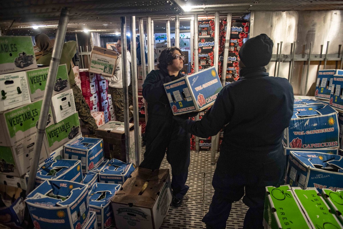 Food delivery looks a little different in the middle of the ocean 🌊 

#USNavy Sailors move produce in one of #USSAmerica's walk-in refrigerators during a replenishment-at-sea with the dry cargo and ammunition ship #USNSMatthewPerry.

#NavyReadiness | @MSCSealift