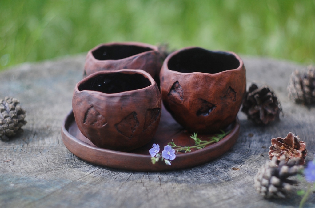 Handmade pottery mug set for 3 mugs (persons) with one big single plate. This coffee and tea handmade mug gift sets represents “Stones” collection, inspired by the power and invincibility of stones and rocks. See it at #artglinastore