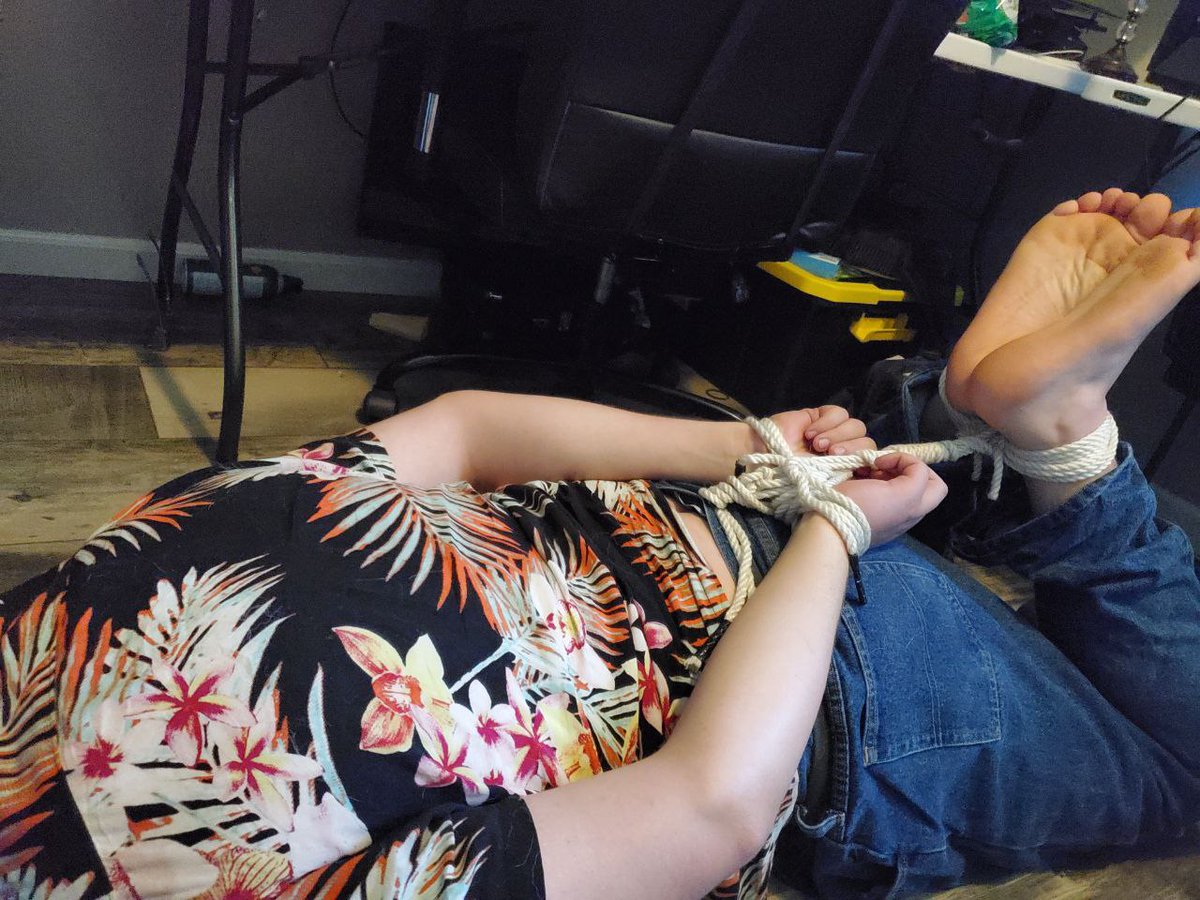 FeetBayou's tweet photo. Forgot to post the barefoot after pic! I got another one for later too #feet #foot #feetpic #footpic #barefeet #malefeet #bondage #tiedup #hogtie https://t.co/vTQRGpH1k4