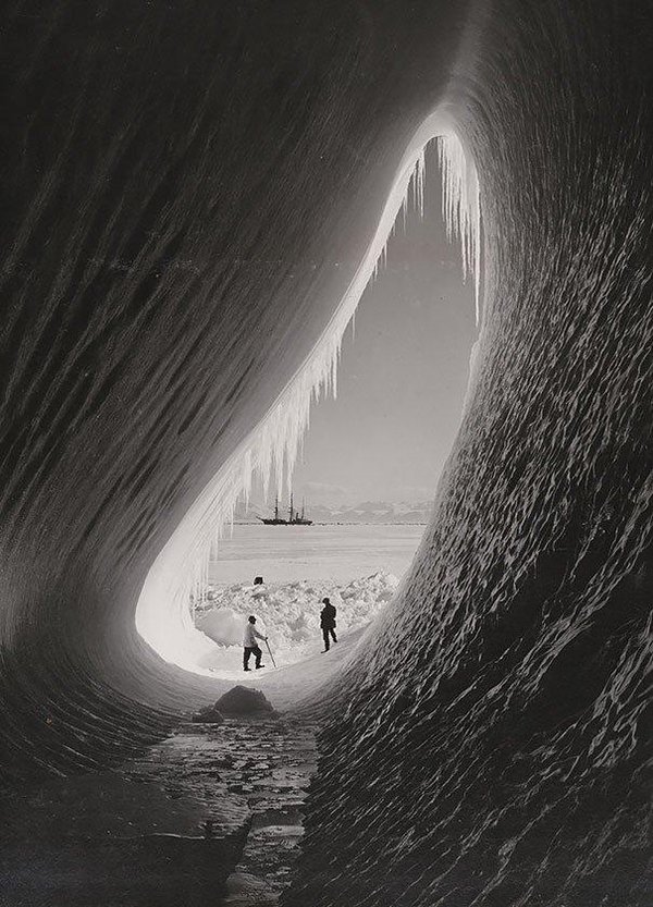 #НаКраюЗемли Ледяной грот в айсберге, фото Британской Антарктической экспедиции, 5-е января 1911-го г.