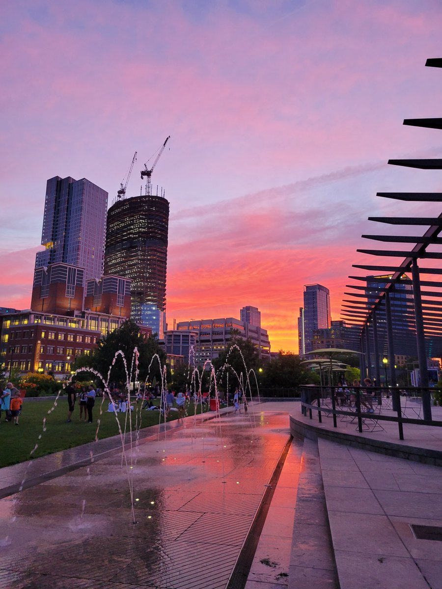 Thank you so much to the hundreds who joined us last Tuesday for Jazz in the Park! It was a magical night filled with dancing, music, and the incomparable vocals of <a href="/iamdeboray/">Debo Ray</a>! Join us tomorrow  at 6:30 pm on the <a href="/HelloGreenway/">Rose Kennedy Greenway</a> for our final concert with #NiuRaza.