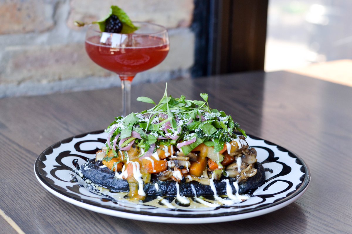 With heirloom blue corn masa, black beans, mushrooms, sweet potato, butternut squash, chayote, Jalapeño salsa, cotija, baby kale in our Huaraches, you’ll forget you ever needed meat. #MeatlessMonday 😋 #lajosiechicago
#chicago
#westloop
