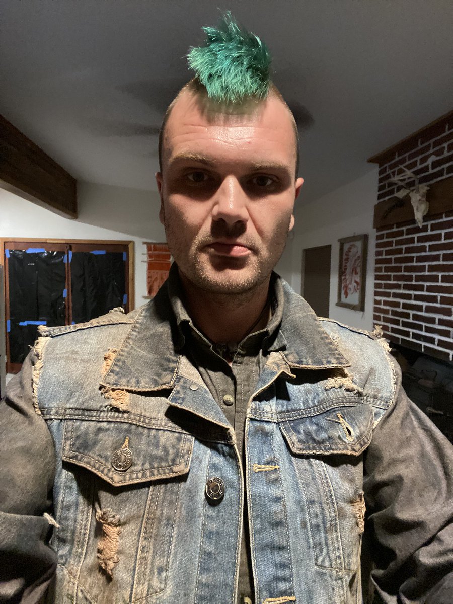 MxMstrH's tweet image. Post a picture of yourself as the leader of an underground organization without downloading anything new.  

#BehindTheScenes #DesertRat #WorkingOnSomething #Shhhh