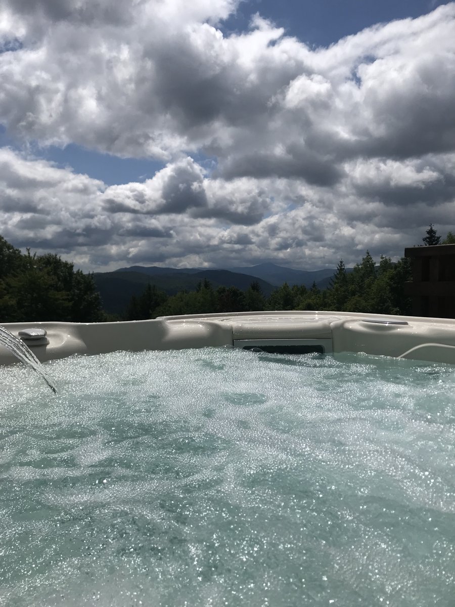 Now this is the way to gaze at #KillingtonMountain! 🙌
<a href="/HotSpringSpas/">Hot Spring® Spas</a> <a href="/KillingtonMtn/">Killington Resort</a> #HotTubLife #Backyard #Staycation #Killington #Mountain