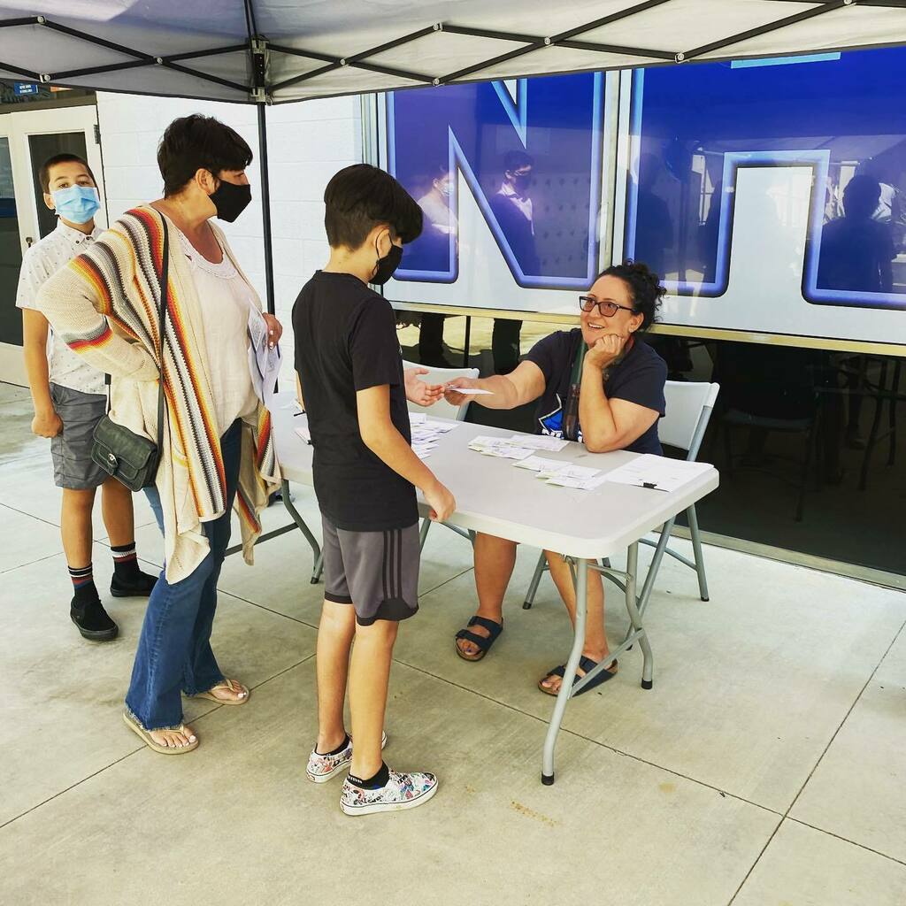 NHMSsharks's tweet photo. An amazing show of community support and enthusiasm to kick off the school year. #gosharks https://t.co/gu00kIgAMV