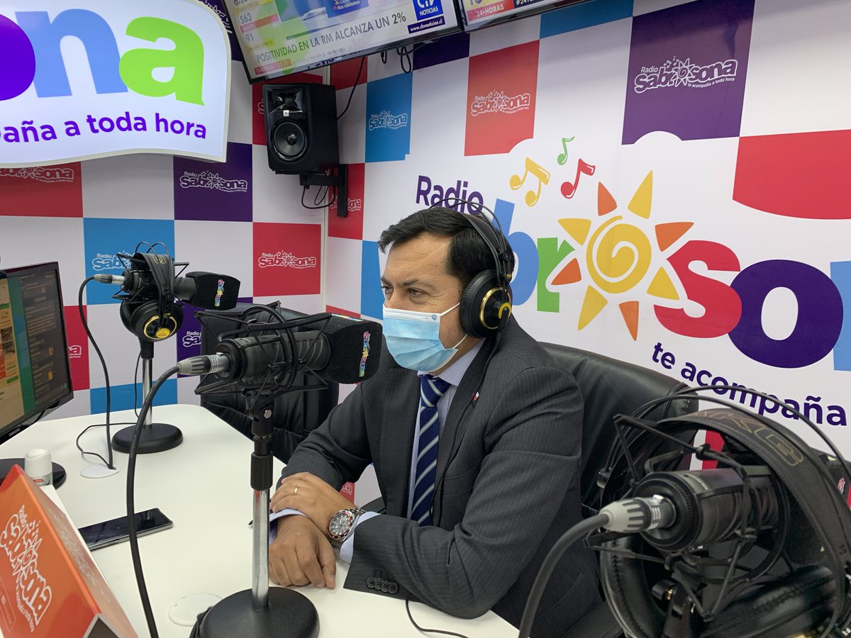 seremieducnuble's tweet photo. Nuestro Seremi, Patricio Parejas, se encuentra en @FmSabrosona para conversar respecto a la cantidad de establecimientos con clases presenciales. La región mantiene un 87% de sus unidades educativas atendiendo a sus estudiantes en las salas de clases 👏🏻 https://t.co/WAjBUfnyxI