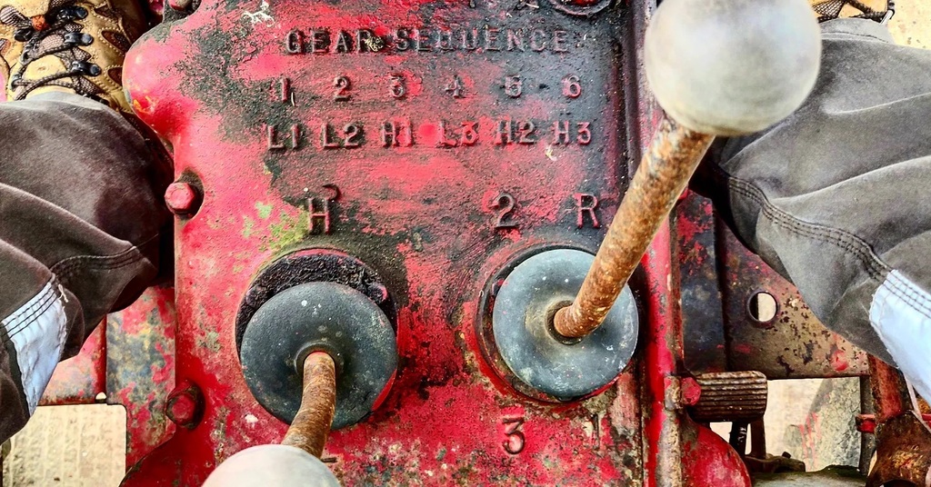 DEFENDERist's tweet photo. Another fun day out with @cheffinsmachinery Love a properly #backtofront gearbox to wake up the other brain cell in the morning 😆🤦
.
#tractors #tractorproblems #tractor #gearbox https://t.co/uEXHP8V8MI