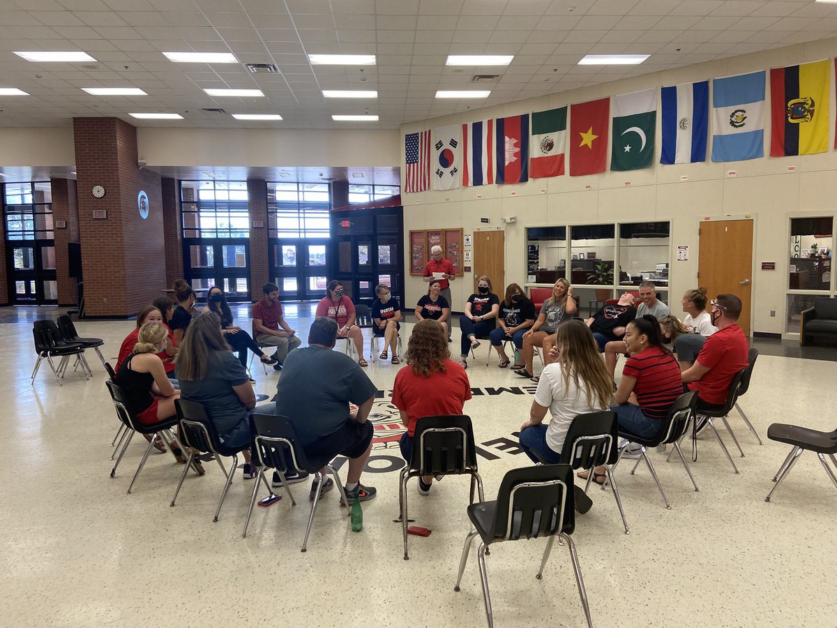 Meggy_330's tweet photo. EHS Staff, thank you for being amazing! I’m so excited for this year, and so thankful for the opportunity to represent our student body! @EmporiaSpartans @Emporia253 @EHighStuCo https://t.co/w4gLMVs8V6