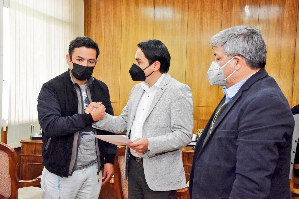 GoreAyP's tweet photo. Un caso conmovedor. Hoy familiares y amigos de Josepha Romero -joven que falleció trágicamente en el Hospital de Arica- fueron recibidos por el gobernador @jorgediazxv. "Nos vamos a adherir con todas nuestras fuerzas a lo que la familia decida", dijo el jefe regional https://t.co/gnp8wMwJrH