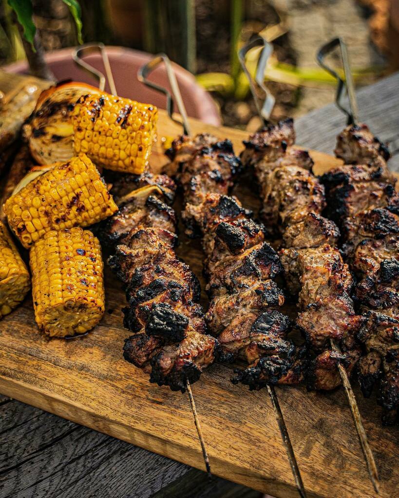 Hatte ich mal wieder so richtig Lust auf russisches Schaschlik 😋

Also den Schweinenacken in grobe Würfel geschnitten und neben Zwiebel, Knoblauch, Paprikapulver, etwas Oregano, Salz, Pfeffer und Zitronensaft in ordentlich Mayonnaise (1 Glas) über Nacht eingelegt.

Am nächst…