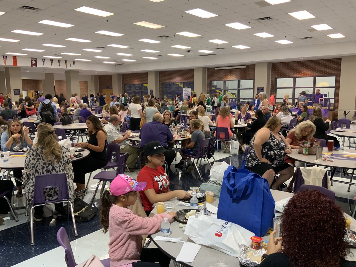 Sanger_ISD's tweet photo. Kicked of the 2021-22 school year with an awesome convocation! #BeAnIndian @theattitudeguy https://t.co/rzRZuUz0gO