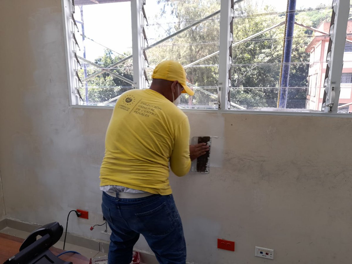 PenalesSV's tweet photo. Nuestros héroes policiales de la Delegación @PNCSV Monserrat, en San Salvador, tendrán instalaciones restauradas. 

A través del #PlanCeroOcio estamos trabajando en mejorar la infraestructura con mano de obra de privados de libertad. https://t.co/f9HLTcOCwF