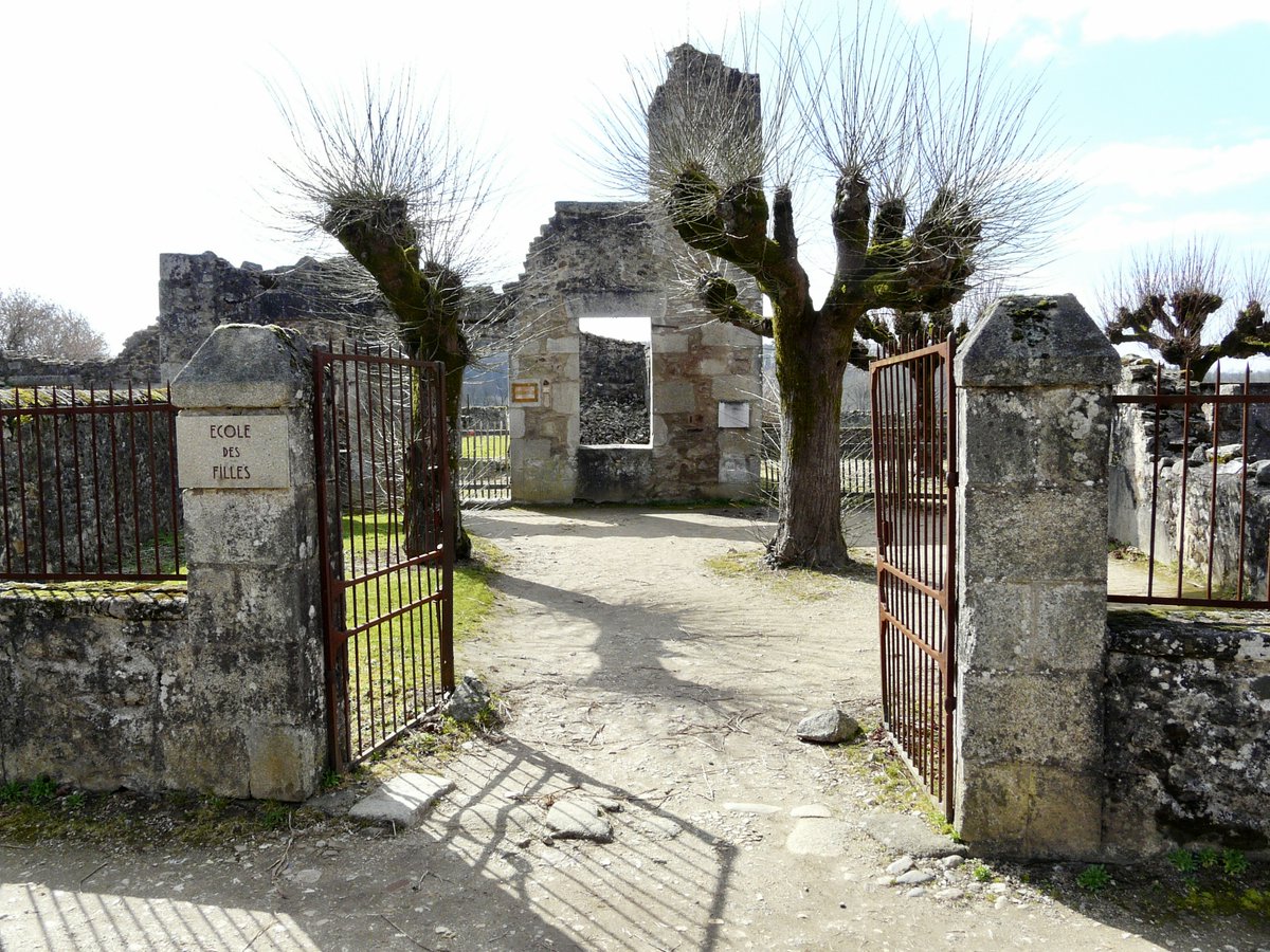 IM GEDENKEN In Oradour-sur-Glane verübten SS-Truppen am 10. Juni 1944 ein Massaker an der Zivilbevölkerung. 642 Menschen - Männer, Frauen und Kinder - wurden gequält und  bestialisch ermordet. Fast die gesamte Bevölkerung des Dorfes wurde ausgelöscht, das Dorf niedergebrannt.
