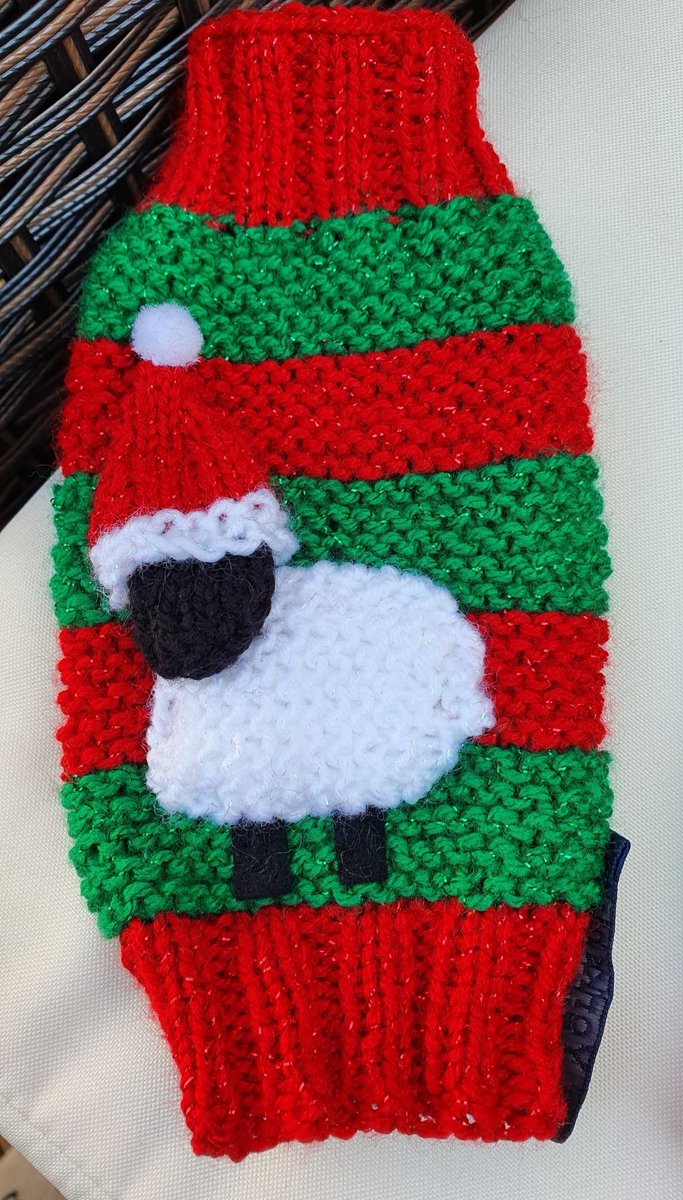 LouiseWalton78's tweet photo. Evening #YourBizHour #inbizhour #womaninbizhour As I am feeling xmasy having a cheeseboard for tea 🧀 I feel like it's the perfect time to show my hand knitted 3D xmass sheep wristwarmers 🐏🌲🐑🌲 #XmasInAugust
https://t.co/YB9EEW2fkE https://t.co/DnbDNIkMaR