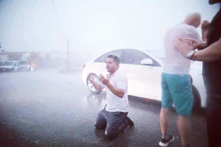 ShowbizAndNewz's tweet photo. Alhamdullilah ❤️After 2 weeks of raging wildfire, Turkey is blessed with rain and people are praying to Allah SWT.  #TurkeyBurning #Rain https://t.co/4qk0WVuosb