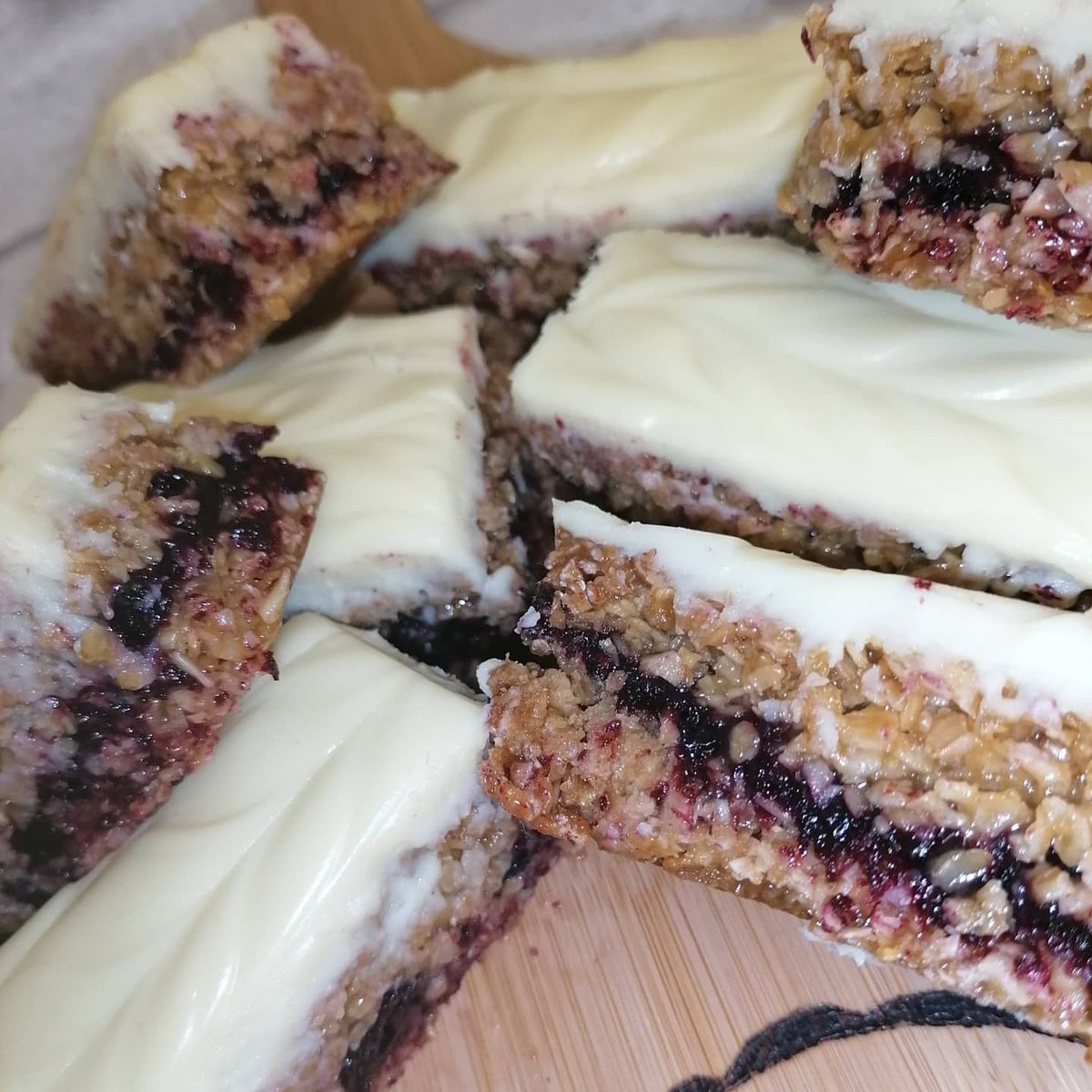 Gaileys1609's tweet image. White chocolate and yogurt topped blackberry flapjack 😋. Homemade blackberry compote made with blackberries picked from the Ty Melys garden ❤️👌🏠. #newbake #homegrown #sugaroverload #oneofyourfiveaday