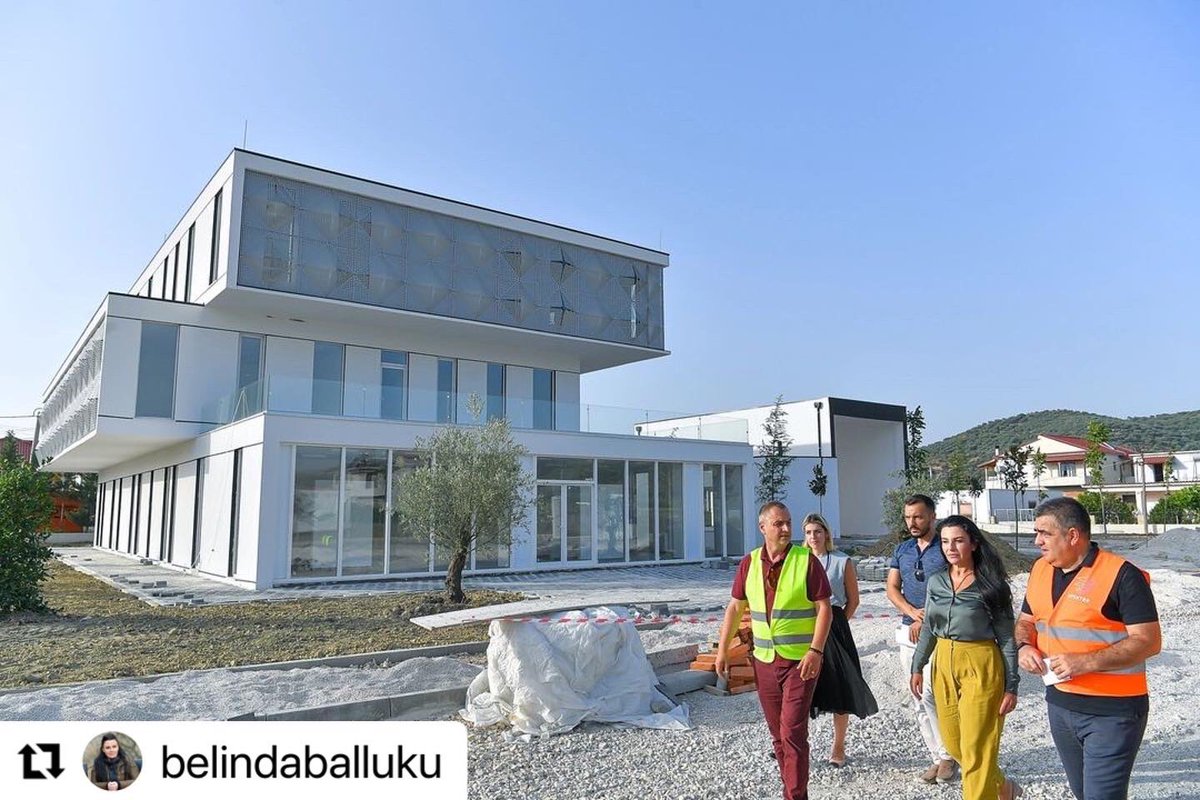 dpshtrr's tweet photo. Godina e re e DRSHTRR Berat, një tjetër provë e përmirësimit të infrastrukturës së shërbimit ndaj qytetarëve. Ambiente dinjitoze, shërbimi e pritëse, për mbi 90 mijë shërbime që ofrohen nga kjo drejtori gjatë një viti kalendarik. Punë konkrete, jo fjalë!👷🏻‍♂️⚒🙏
#skakohëpërpushim🏃 https://t.co/7yYYj6VmhB