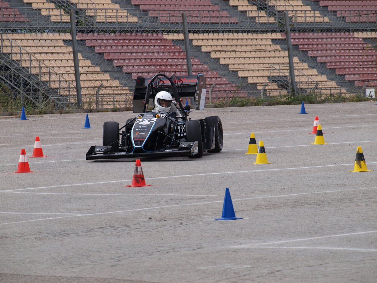 Dynamics_UPC's tweet photo. Les millors imatges de les proves dinàmiques de l'equip!😈🏁

#FormulaStudent #DynamicsUPC #FSS2021 @FS_Spain https://t.co/zS40xFK8To