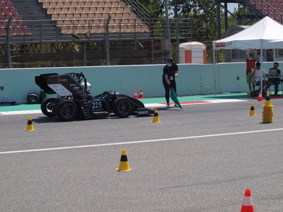 Dynamics_UPC's tweet photo. Les millors imatges de les proves dinàmiques de l'equip!😈🏁

#FormulaStudent #DynamicsUPC #FSS2021 @FS_Spain https://t.co/zS40xFK8To