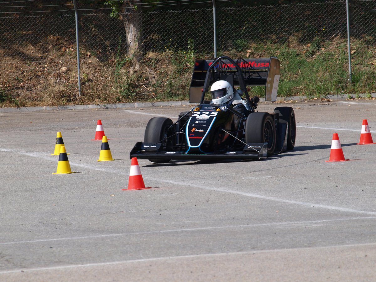 Dynamics_UPC's tweet photo. Les millors imatges de les proves dinàmiques de l'equip!😈🏁

#FormulaStudent #DynamicsUPC #FSS2021 @FS_Spain https://t.co/zS40xFK8To