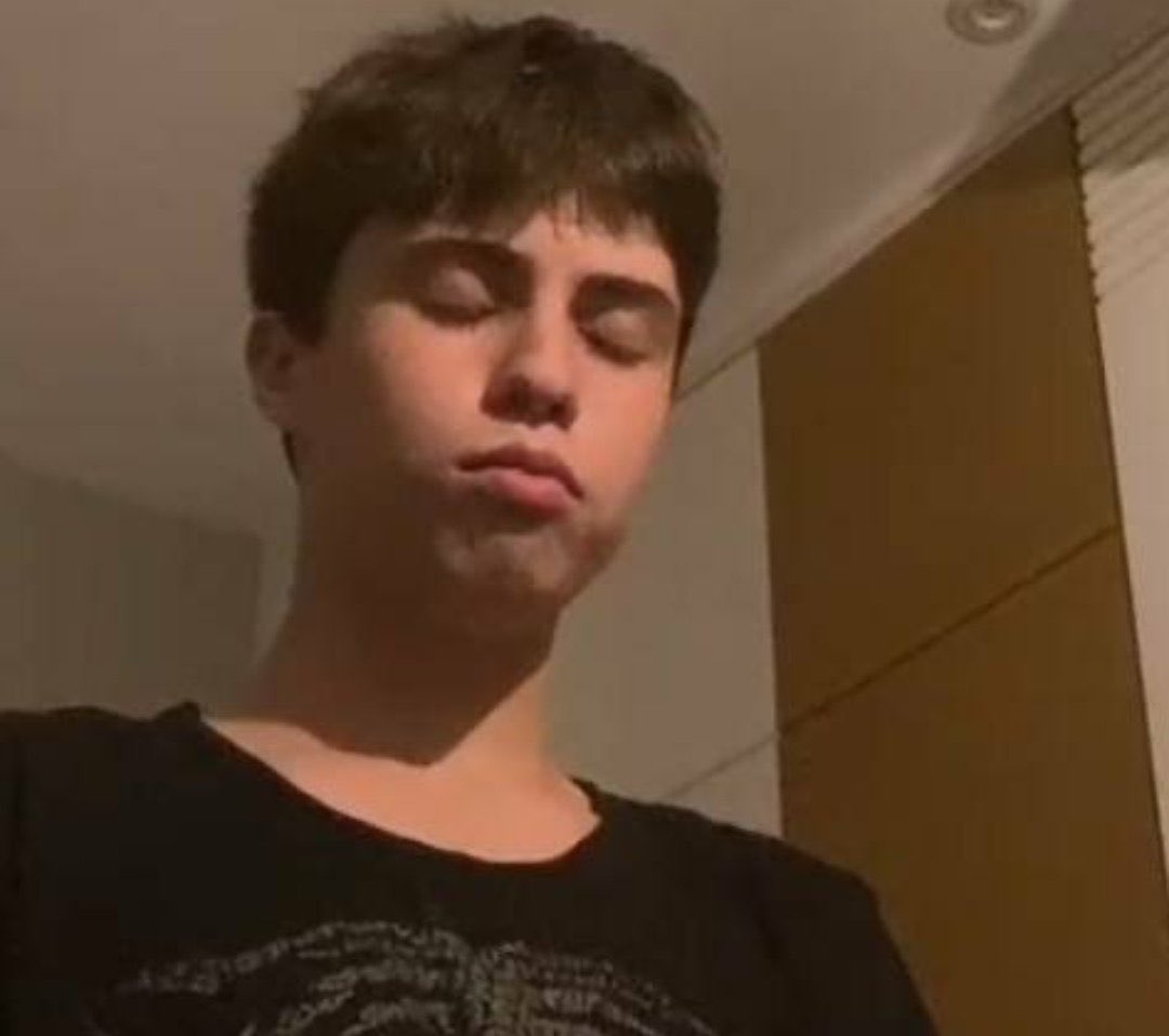 hs8vr's tweet photo. acho que to ficando paranoica https://t.co/zibFyWrz52