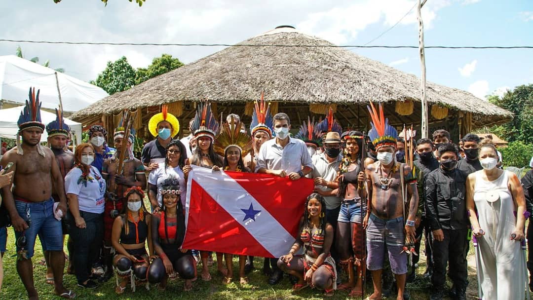 FEPIPA_Oficial's tweet photo. No Dia Internacional dos Povos Indígenas, Edmilson Rodrigues, prefeito de Belém, e Helder Barbalho, governador do Pará, participam do encerramento do encontro histórico do povo Tenetehar, que acontece desde o dia 7 de agosto na aldeia São Pedro, dentro da TI Alto Rio Guamá, Pará. https://t.co/yPWzh1pCUF