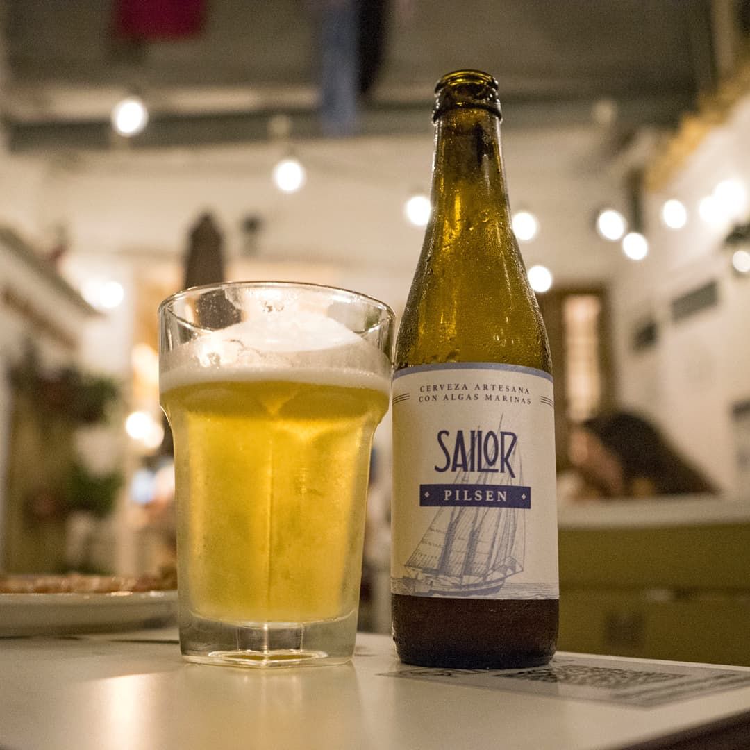 CervezaSailor's tweet photo. La #cervezasailor Pilsen tiene un sabor fino y aromático, con espuma persistente ligeramente amarga y fresca. ideal para maridar con pescados, mariscos, verduras, ensaladas o para cualquier ocasión con un aperitivo. Servir bien fría.
Gracias @birrera.valenciana por la foto. https://t.co/rwqvNh8fIG