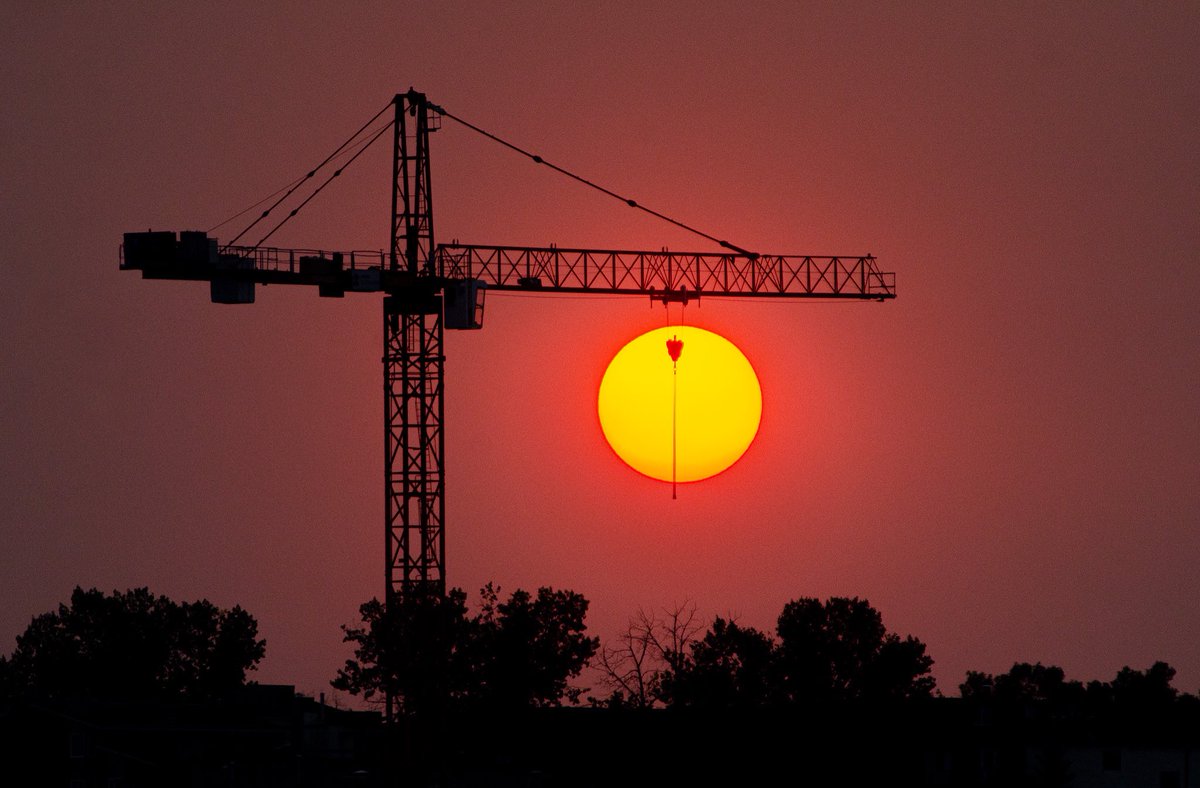 sa_hewitt's tweet photo. In honour of our current clear skies, here’s a smokey sunset from last week. #wildfiresunsets #yycsunsets https://t.co/ivwt84CExk