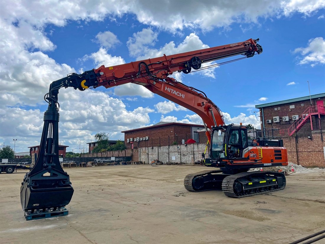Five Hitachi Zaxis-7 excavators with clamshell telescopic arms arrive at Synergy Plant Hire.

Read story ⬇️
earthmoversmagazine.co.uk/news/view,hita…

-----
#earthmoversmagazine #hitachi #HitachiConstruction #excavator #digger #plantmachinery #attachment #engineering #earthmover #operatorlife