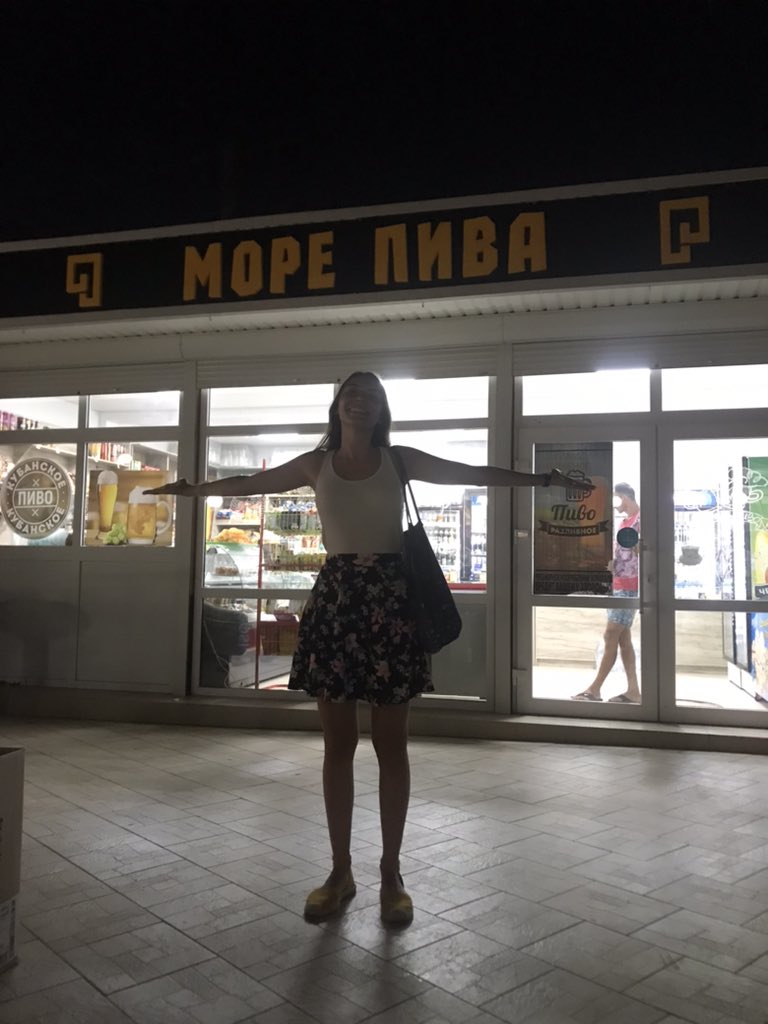 mitr_mitr's tweet photo. Это была максимально трезвая поездка на море. Но в море пива я побывала. https://t.co/i1YXBdNtex