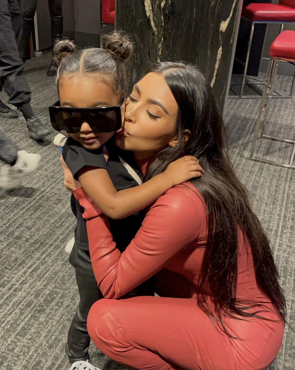 KimKardashian's tweet photo. ♥️ https://t.co/4sWuyVbvDz