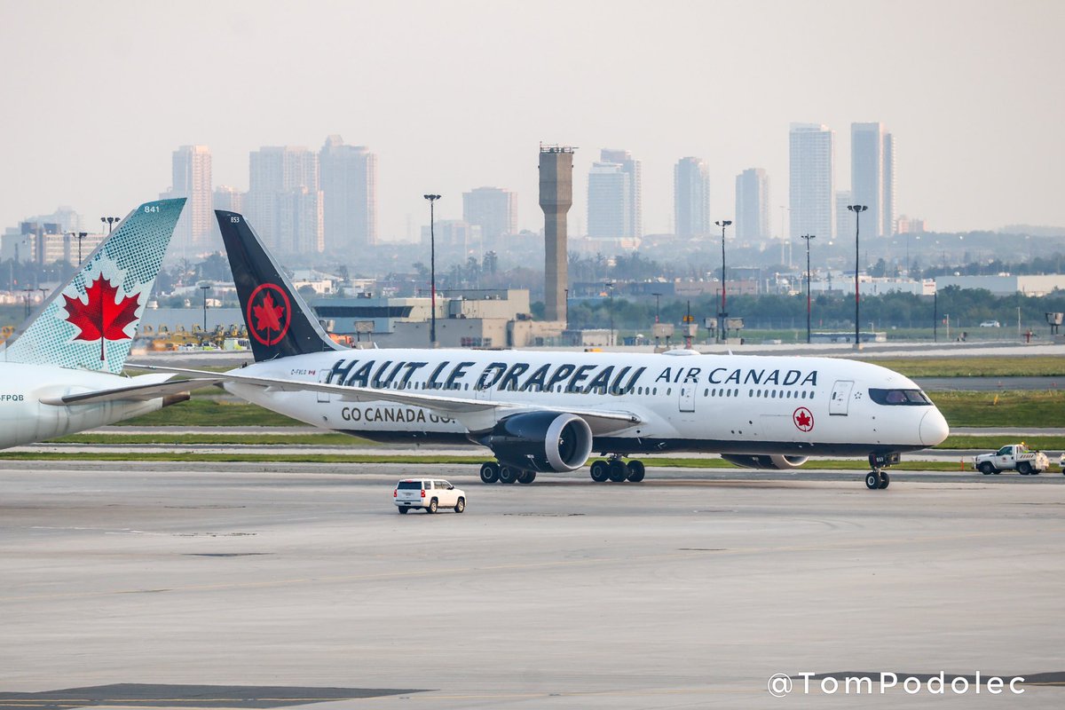 TomPodolec's tweet photo. PHOTOS • FLY THE FLAG 🇨🇦
Air Canada #AC120 arrival in Toronto from Vancouver this evening.
C-FVLQ Boeing 787-9
#FlyTheFlag #HautLeDrapeau https://t.co/R6p0hbdL7Y