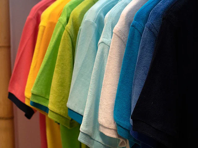 表面温度が20℃も違う！「熱中症予防に効果的な服の色」を屋外で実験したところ、こんな結果になりました。