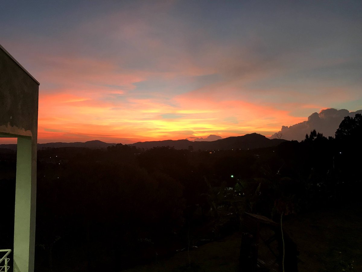 Hoje uma aluna - de uma turma que não conhece o campus e só teve aulas em regime remoto - me perguntou sobre o pôr do sol no prédio 9. Ai Gabi, só quem viveu sabe… 
Que saudade doída da sala de aula mais bucólica que existe.