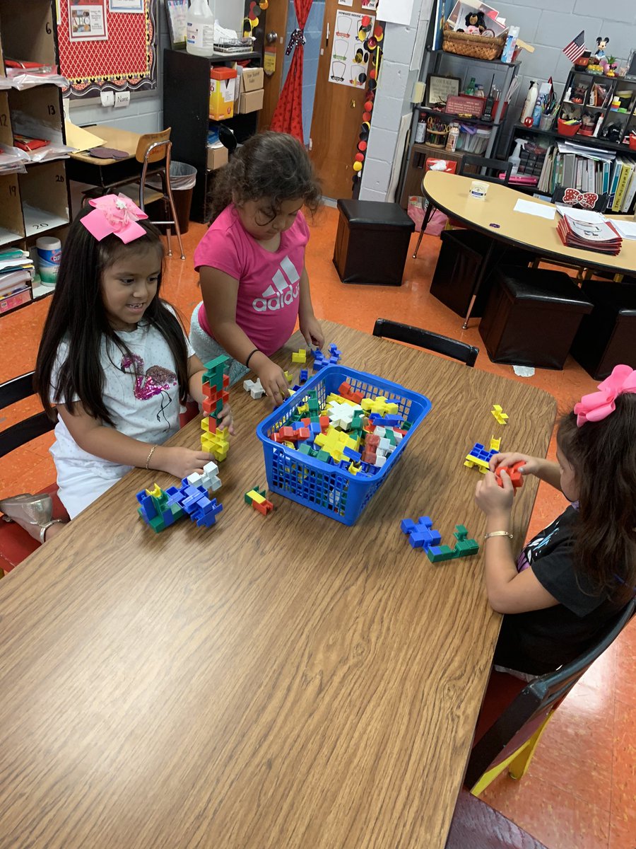 howard_steam's tweet photo. @school_howard 1st graders loved exploring STEAM boxes and can’t wait to dig in deeper with challenges! #STEM #SumnerSTEAM #SumnerAchieves @sumnerstem @co_sumner https://t.co/m0yKgOJ9GE