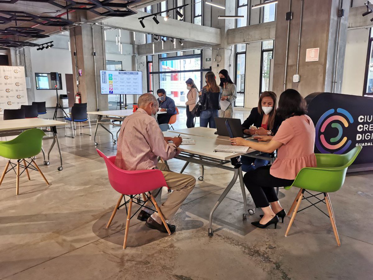 DistCreativo's tweet photo. Este día se llevaron a cabo juntas aclaratorias como parte del proceso para la licitación de tres terrenos del Fideicomiso Maestro de Ciudad Creativa Digital al norte del Parque Morelos, en las cuales se dieron respuesta a las preguntas de los participantes. #DistritoCreativoGdl https://t.co/zvgs4ALYkk